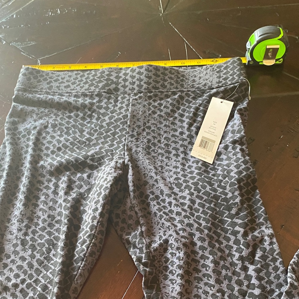 Stylish Gray Velocity Snake Leggings.